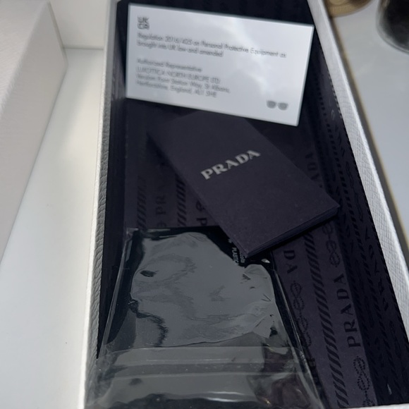 Iconic prada sunglasses - Picture 7 of 8